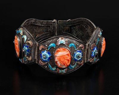 צמיד מכסף סיני מעוטר פיליגרן ואמייל משובץ קורלים, סין, המחצית הראשונה של המאה ה-20. עשוי כסף 