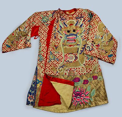 חלוק משי רקום, סין, סוף המאה ה-19 תחילת המאה ה-20. חלוק מפואר ומרשים, עשוי בד משי אדום כרקע 