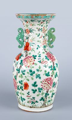 אגרטל פמיל רוז, סין, שושלת צ'ינג. מעוטר ציורי יד בגלזורה ירוקה וורודה בדגמי עצים הנושאים פרחים 