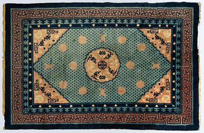 שטיח ארוג ביד, סין, ראשית המאה ה-20. ארוג בגווני כחול עמוק ופסטל, מעוטר בדפוסים סיניים קלאסיים. 