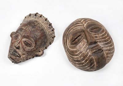 שתי מסיכות מגן, שבט הצוקווה (chokwe) ושבט הלובה (LUBA), רפובליקת קונגו, תחילת המאה ה-20. האחת 