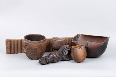 לוט מעורב של חמישה כלי עץ אתניים ישנים, ככל הנראה אפריקה. כולל: פריטי אחסון (קערה, קופסה, גביע) 