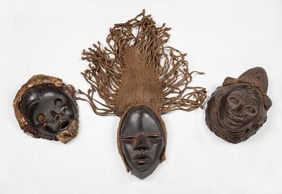 שלוש מסיכות מגן מעץ, איזור חוף השנהב, סוף המאה ה-19 עד תחילת המאה ה-20. אחת בדמות אישה בעלת שיער 