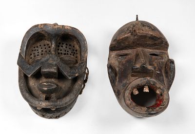 שתי מסכות מגן, שבט הגוארה (GUERRE), חוף השנההב, תחילת המאה ה-20. מעוטרת בגלזורה שחורה. הפה צבוע 