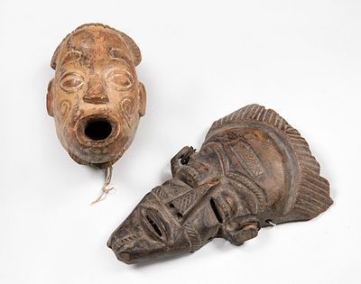 שתי מסיכות מגן, אזור חוף השנהב, סוף המאה ה-19 תחילת המאה ה-20. אחת מגולפת כאדם חובש כובע מעוטר 