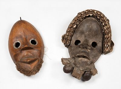 שתי מסיכות מגן, אזור חוף השנהב, מחצית השנייה של המאה ה-19 עד תחילת המאה ה-20. אחת מציגה דמות 