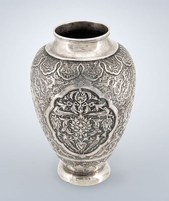 אגרטל מכסף חקוק, פרס, סוף המאה ה-19 תחילת המאה ה-20. מעוטר בחריטות ותבליטים מלאי פרטים במוטיבים 