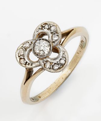 טבעת עתיקה מזהב 14 קראט ויהלומים. מעוצבת בדוגמת תלתן שבמרכזו משובץ יהלום בליטוש עתיק המוקף 