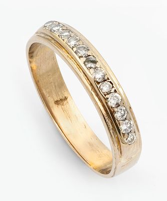 טבעת חישוק מזהב לבן 18 קראט ויהלומים. משובצת ב-12 יהלומים קטנים במשקל כולל של כ-0.2 קראט. זהב 