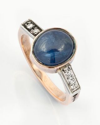 טבעת מזהב וורוד 14 קראט אבן חן כחולה ויהלומים. עשויה זהב ורוד בשילוב כסף (החלק עליו משובצים 