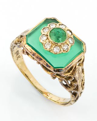 טבעת מזהב 14 קראט אמרלד ויהלומים וקריזופרס. כתר הטבעת לוחית קריסטופז בחיתוך מטומן ובמרכזה אלמנט 