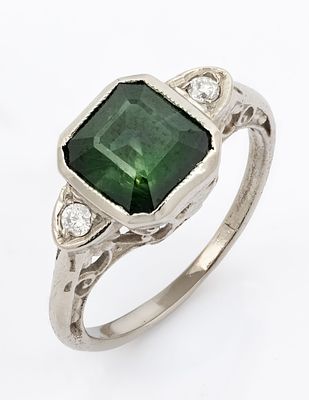 טבעת וינטג' מזהב 14 קראט טורמלין ויהלומים. משובצת טורמלין ירוק בחיתוך אמרלד (גודל 7.5X7.0 מ"מ) 