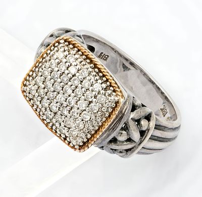 טבעת מכסף סטרלינג משולב, זהב 18 קראט ויהלומים. הכתר מעוטר ביהלומים בשיבוץ פאווה (במשקל כולל של 