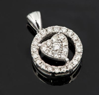 תליון מזהב לבן 14 קראט ויהלומים. תליון מתומן משובץ במרכזו ביהלומיםבליטוש מבריק (משקל כולל של 