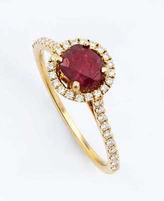 טבעת סוליטר מזהב צהוב 14 קראט אבן רובי ויהלומים. משובצת במרכזה באבן חן אדומה (רובי?) בליטוש 