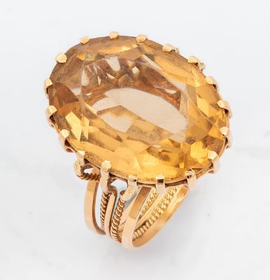 טבעת רטרו מזהב אדום 14 קראט וציטרין. הכתר משובץ באבן ציטרין בליטוש אובאלי (מידות החזית: כ-20X15 