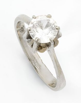 טבעת סוליטר מזהב לבן 14 ואבן חן שקופה. בעלת בית אבן גבוה ומפואר, משובצת במרכזה באבן חן שקופה. 