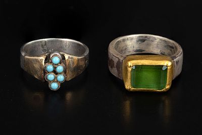 לוט הכולל שתי טבעות כסף משולבות זהב ואבני חן. לוט הכולל: 
1. טבעת עשויה כסף סטרלינג בשילוב מסגרת 