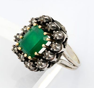 טבעת ישנה מזהב לבן 10 קראט וכסף משובצת קריסופרס ודיאמנטים. חישוק הטבעת עשוי זהב לבן 10 קראט חלקה 