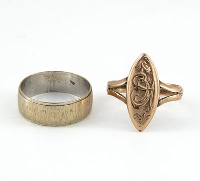 שתי טבעות זהב 9 ו־14 קראט. 2. טבעת זהב 9K מעוצבת עם אלמנט אליפטי חרוט עם מונוגרמה נאה 
משקל: 