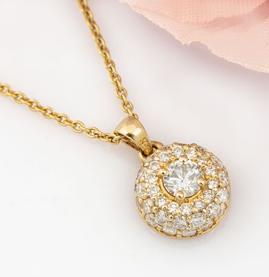 שרשרת ותליון מזהב צהוב 14 קראט ויהלומים. התליון מעוצב כאלמנט מעוגל וכיפתי ושברכזו יהלום בליטוש 