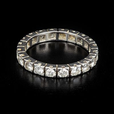 טבעת אירוסין מפלטינה ויהלומים. משובצת ב-20 יהלומים (משקל כולל של כ-1 קראט). פלטינה נבדקה 