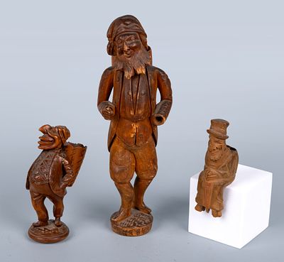 שלוש פסלונים אנטישמיים מעץ מגולף. שלוש דמויות יהודיות בעיצוב אנטישמי, מגולפות בעץ, כשבגבן חלל 