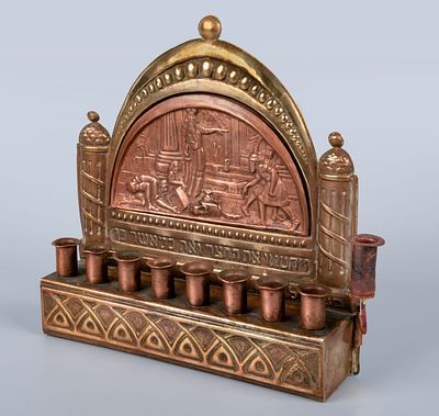 חנוכיית מנחושת משולבת פליז, בצלאל, פלסטינה, ראשית המאה ה-20. חנוכייה רקועה עומדת. הלוח האחורי 