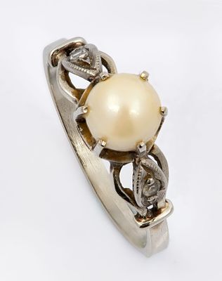 A antique 14K White Gold and Pearl Ring. High pronged head centered with a pearl, flanked on 