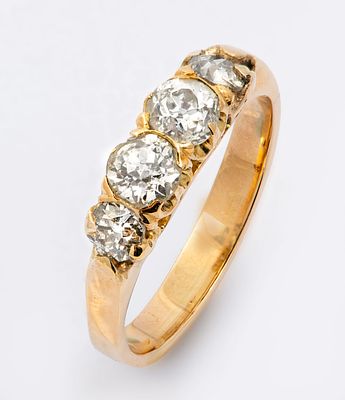 A antique 14K Yellow Gold and Diamond Ring. Set with graduated old mine cut diamonds (approx. 