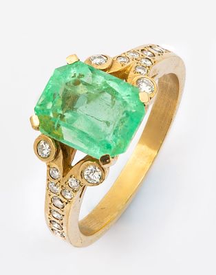 A Impressive 14K Gold 4Ct Emerald and Diamond Ring. The crown centered by a large emerald-cut 