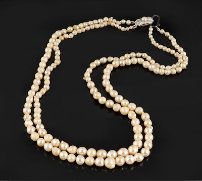 An Antique Art Deco Pearl Double Strand Necklace. Graduated pearl necklace. Pearls possibly 