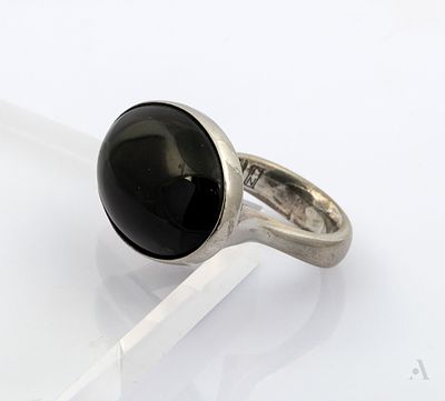טבעת Georg Jensen "Ring No. 97" מכסף סטרלינג ואוניקס, דנמרק, 1954-1960. עשויה כסף סטרלינג 