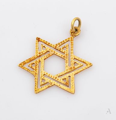תליון מגן דוד מזהב צהוב 14 קראט. זהב נבדק בחומצות. אורך: כ-2.5 ס"מ; משקל: 1 גר' מצב: לפירוט מצב 