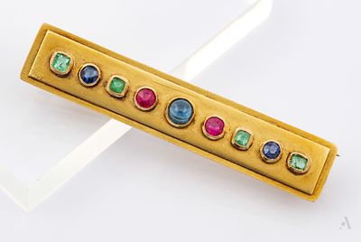 An Art Deco 14K Yellow Gold Sapphire Emerald and Ruby Bar Brooch. Set with sapphires, emeralds 