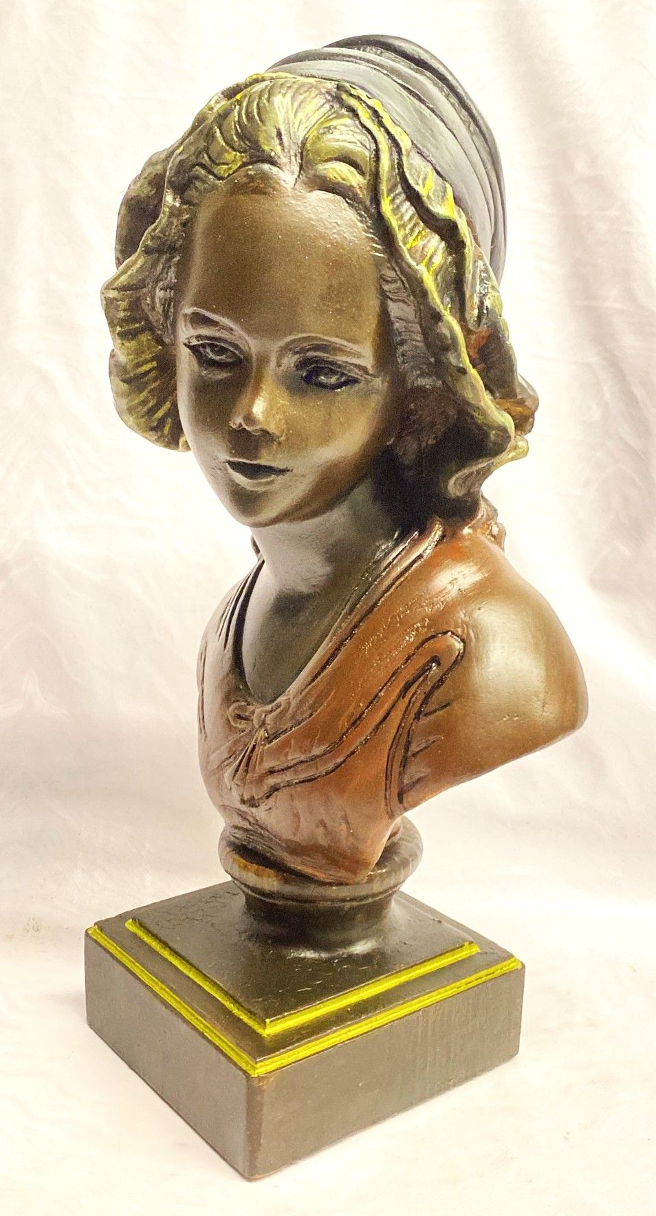 אמ- ארט | מכירה  72 | קרמיקה ישראלית , דברי זכוכית . תיקים ארנקים חגורות ודברי טכסטיל . יין , תקליטים תכשיטים וציורים .