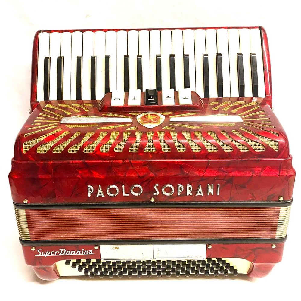 אמ- ארט | מכירה  77 | שלים וצעיפים , מעילים ופרטי לבוש אחרים, בובות , בשמים , פורצלנים וקריסטלים , תקליטים תכשיטים ועוד ..