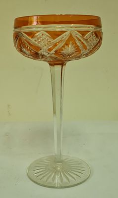 גביע קריסטל צבעוני חרוט . גובה - 18 ס"מ , קוטר - 9 ס"מ .