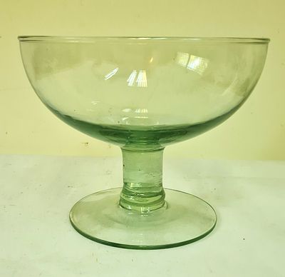 קערת הגשה מזכוכית . גובה - 16 ס"מ , קוטר - 20 ס"מ .
