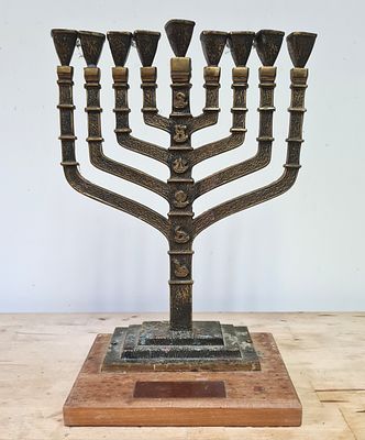 חנוכית ברונזה על משטח עץ , סמלי השבטים . רוחב - 23 ס"מ , גובה - 33 ס"מ