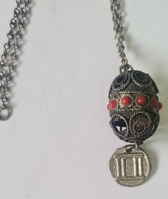 שרשרת וינטאז עם תליון בעבודת פיליגרן בקצה דמוי מטבע . אורך 52 ס"מ במצב פתוח .