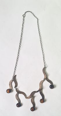 שרשרת וינטאג' , חוליות מתכת עם אבני חן . אורך שרשרת 40 ס"מ במצב פתוח .
