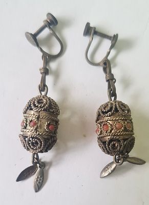 זוג עגילים וינטאג עם תליון עבודת פיליגרן . אורך עגיל 4 ס"מ