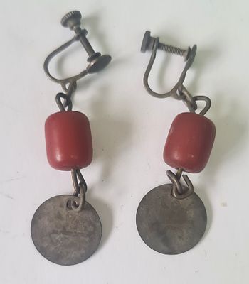 זוג עגילים וינטאג עם אבני חן . גובה - 3 ס"מ .