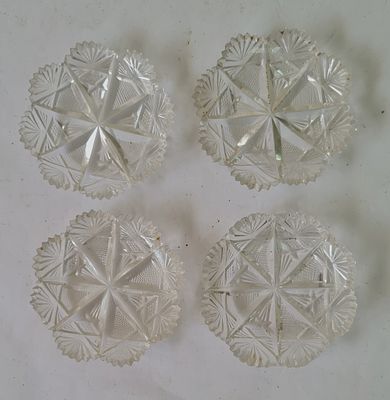 5 קעריות קריסטל קטנות חרוטות צורות גאומטריות . ( בצילום מוצג רק 4 ) קוטר - 8 ס"מ