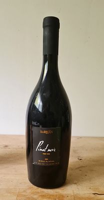 יין Pinot Noir אדום יבש 750 מ"ל , תוצרת יקב ברקן שנת 2000 . יין כשר לפסח