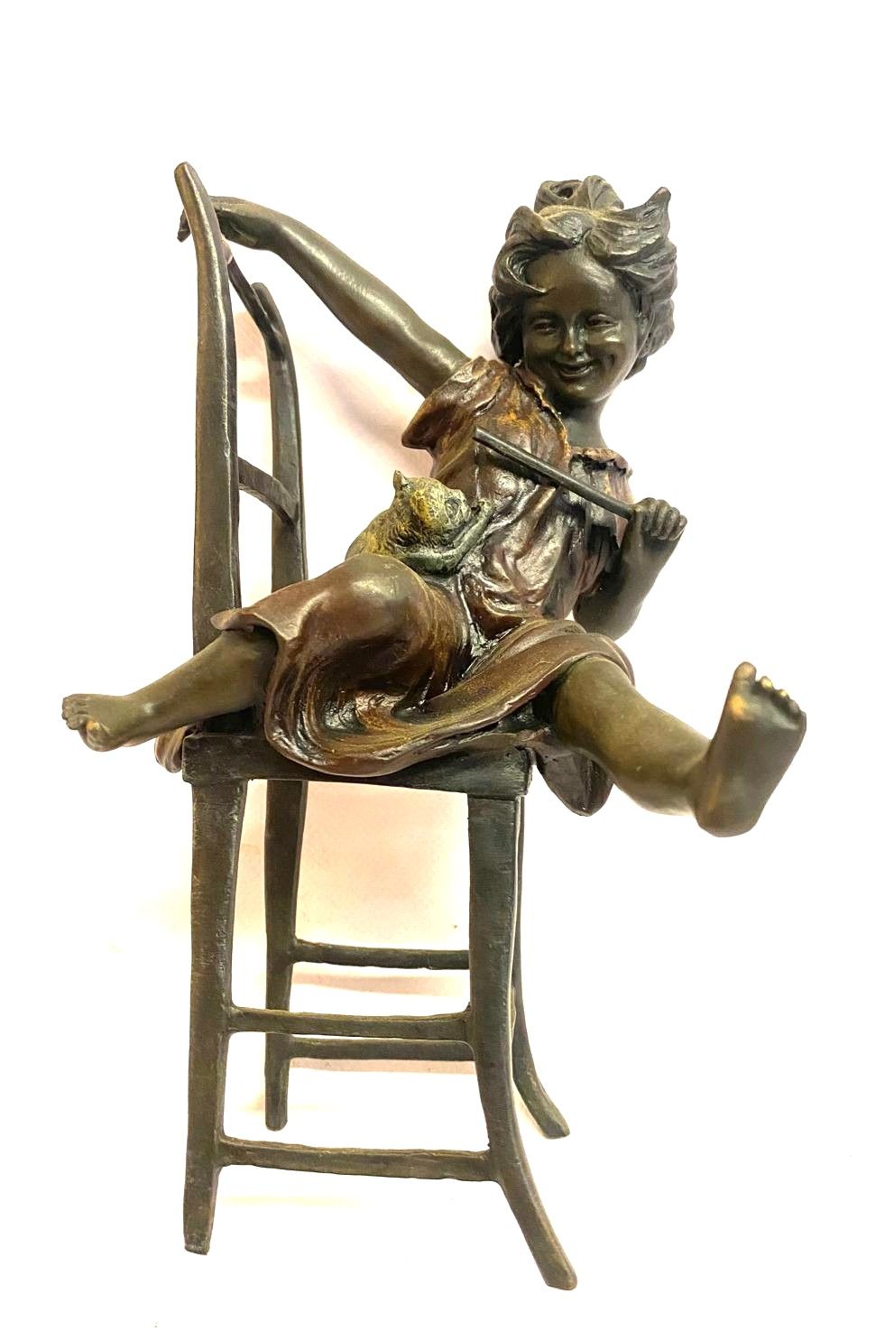 פיגורת ברונזה - ילד על כסא משחק עם בעל חיים . חתומה . גובה - 22 ס"מ .