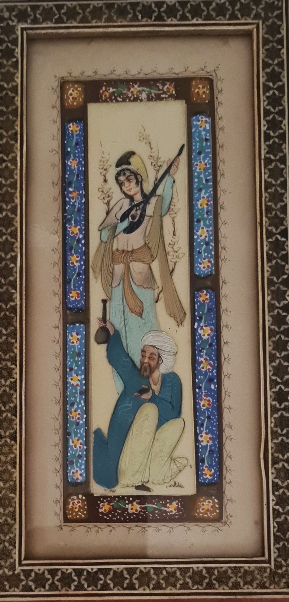 ציור הודי - " זוג נגנים " צבעי מים על נייר , ממוסגר . . מידות הציור בלבד 26X11 ס"מ , המסגרת - 