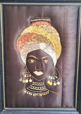 עבודת תפירה מרשימה - נערה אפריקאית , תפירה של חרוזים ודסקיות על בד . עבודה 