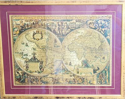 פאזל גדול של כדור הארץ לפי מפה ישנה . ממוסגר עם זכוכית ( בצילום השתקפויות על הזכוכית ) . מידות 